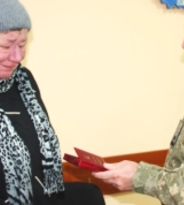 Матері загиблого воїна Олега Брадика з Одещини вручили орден «За мужність» ІІІ ступеня