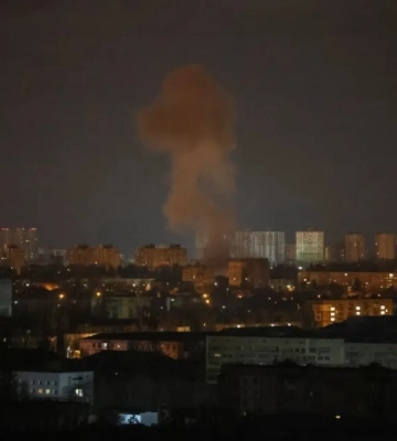 Киев атаковали &quot;шахеды&quot;: обломки попали в многоэтажку, вспыхнул пожар