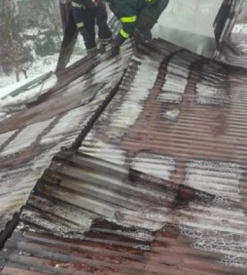 Вночі вони відчули запах диму, але не могли зрозуміти його причину: Закарпатські рятувальники вже вдень летіли на виклик пожежі&amp;hellip;