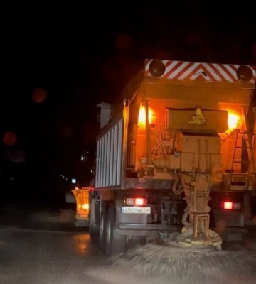 У Дніпрі снігопад і ожеледь: понад 500 комунальників борються із наслідками негоди