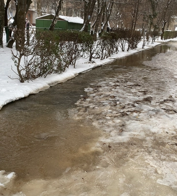 У Франківську біля школи стався прорив водопроводу
