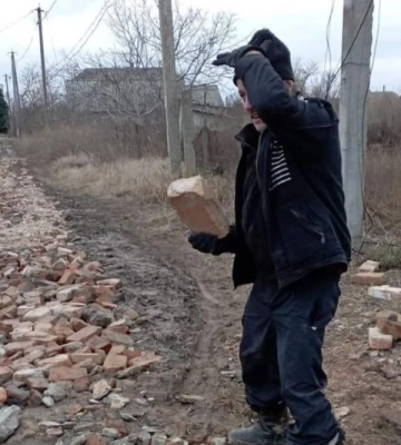 У місті на Одещині незвичним способом ремонтують непроїзну дорогу