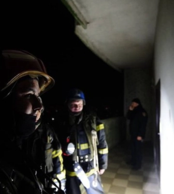 У Києві уламки російського дрона влучили у багатоповерхівку: є поранені