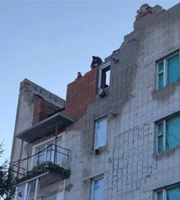 У Тростянці відновлюють зруйнований рашистами будинок на 30 родин