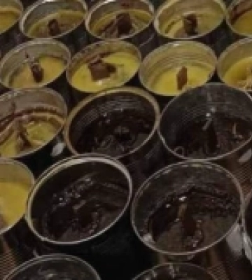 Родина з Сарн щоденно виготовляє близько ста окопних свічок