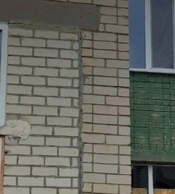 Внаслідок ворожого обстрілу Херсона постраждала 85-річна жінка