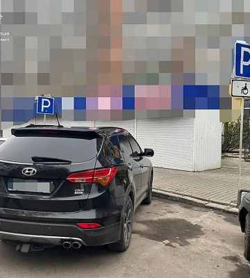 В Миколаєві патрульні оштрафували порушників, які припаркувались на місцях для водіїв з інвалідністю