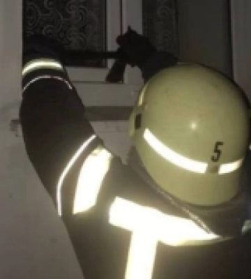 Лишили двох дітей вдома і не змогли відчинити двері: на Волині рятувальники допомогли батькам потрапити до помешкання