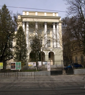 Рейдери загрожують колективу Львівського обласного будинку вчителя (відеотрансляція)