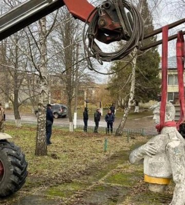 Львівщина: староста села, який захищав радянський пам’ятник, позбувся посади