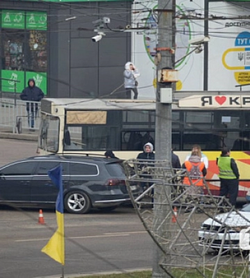 У Кривому Розі на 95 кварталі зіштовхнулися легковик та тролейбус