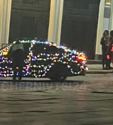 Чернівцями роз’їжджає новорічне BMW в гірляндах