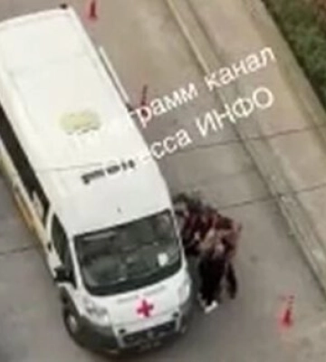 ОК &quot;Південь&quot; пояснило скандальне відео із заштовхуванням чоловіка в &quot;швидку&quot; в Одесі: дружина &quot;мобілізувала&quot; свого чоловіка, щоб залякати при розлученні. ВIДЕО