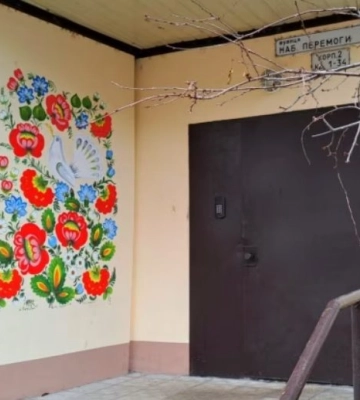 У Дніпрі під’їзд багатоповерхівки, в яку влучила ракета, розписали петриківкою
