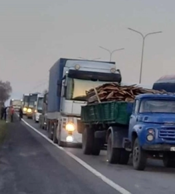 Під Луцьком заблокували дорогу на в&#039;їзд: кожну автівку перевіряють з собаками (оновлено)