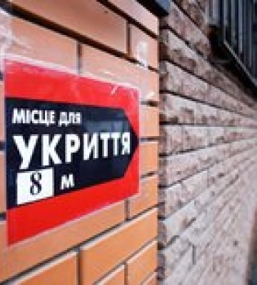 В укрытии киевской школы во время тревоги обрушился потолок – видео