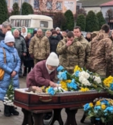 У Корці попрощалися із захисником Володимиром Максимовичем
