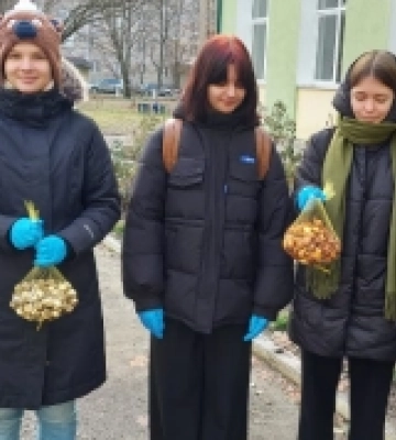 Ліцей у Вараші долучився до благодійного квіткового проєкту