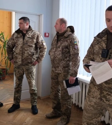 У Луцькій райраді депутатам, які зібралися на сесію, вручали повістки