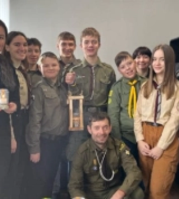 Пластуни передали поліцейським Мукачева Вифлеємський вогонь миру