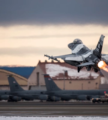 "Законные цели": РФ угрожает ударить по авиабазам НАТО из-за поставки F-16 Украине, — СМИ