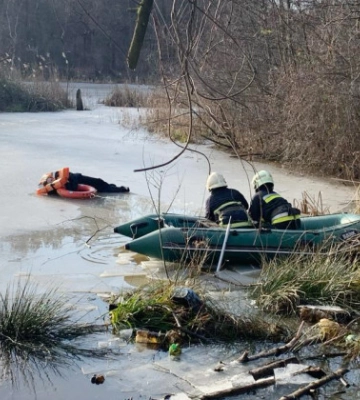 На Львівщині рятувальники з крижаної пастки на озері врятували дитину