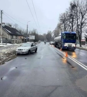 На місці, де автівка збила десятирічну дівчинку в Луцьку