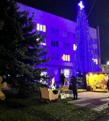 У Здолбунові другий рік поспіль прикрашають ялинку біля скверу (ФОТО)