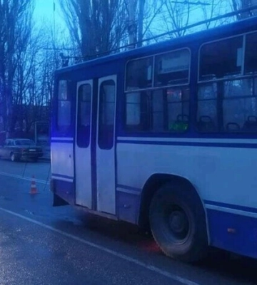 В Херсоне из-за ночных обстрелов парализовано движение троллейбусов