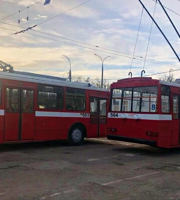 В Херсоне из-за обстрелов повреждены и временно не работают троллейбусные маршруты