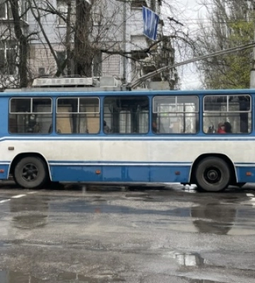 У Херсоні внаслідок обстрілів пошкоджена контактна мережа, тролейбуси не ходять