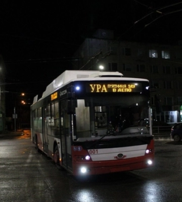 Вечір п'ятниці: у Луцьку помітили «радісний» тролейбус 