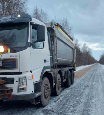 Чистять від снігу і посипають: на дорогах Волині працюють 28 одиниць спецтехніки