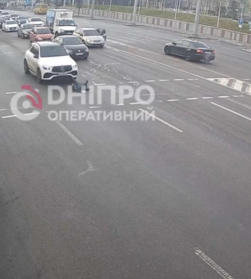 У Дніпрі на Слобожанському проспекті авто збило дівчинку: відео моменту аварії