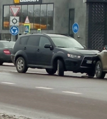 У Рованцях кросовер вилетів на зустрічну смугу і врізався у «мазду» (відео)
