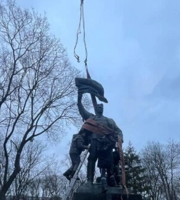У Києві в Маріїнському парку демонтували пам’ятник учасникам антиукраїнського &quot;січневого повстання&quot;. ФОТО