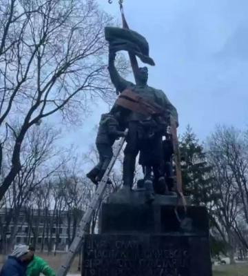 У Києві демонтували пам’ятник учасникам антиукраїнського «січневого повстання»