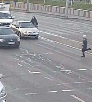 У Дніпрі Mercedes збив дівчинку, яка вибігла на проїзну частину за собакою 