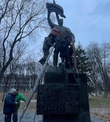 В Киеве демонтировали памятник участникам &quot;январского восстания 1918 года&quot;