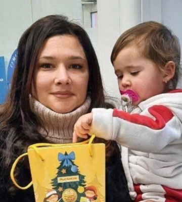 Дети-переселенцы из Мариуполя в 16 городах Украины получили подарки от Фонда Рината Ахметова
