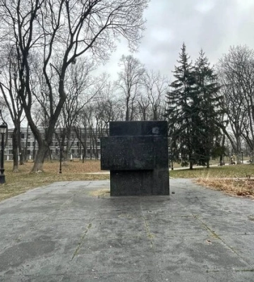 У центрі Києва демонтували ще один радянський пам’ятник. Фото