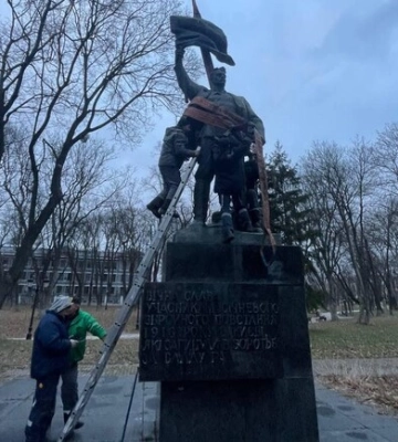 В Киеве демонтировали памятник участникам &quot;Январского вооруженного восстания 1918 года&quot;