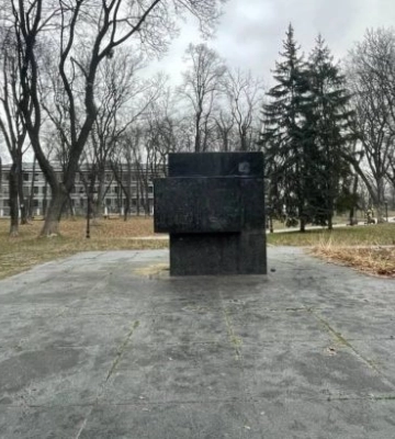 У центрі Києва демонтували ще один радянський пам’ятник. Фото