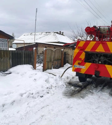 У Кролевці вогнеборці запобігли масштабному загорянню в житловому секторі
