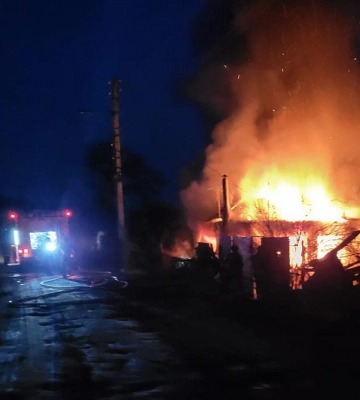 Окупанти обстріляли Куп’янськ з РСЗВ:  пожежа в будинку