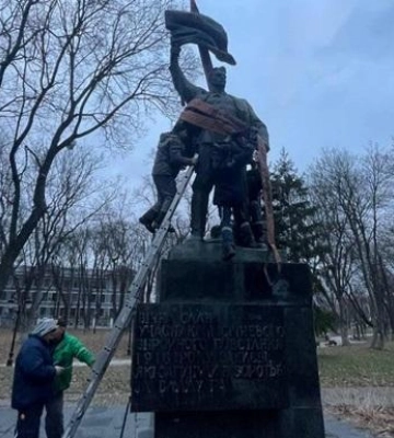 У центрі Києва демонтували ще один радянський пам’ятник. Фото