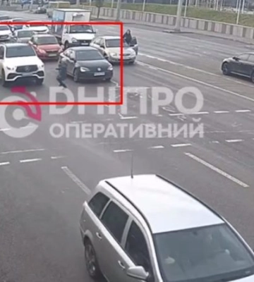 У Дніпрі на проспекті авто збило дівчинку (ВІДЕО)
