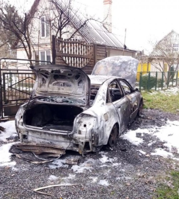 Встановлюють осіб, причетних до підпалу авто у Рівненському районі