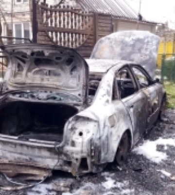 Встановлюють осіб, причетних до підпалу авто у Рівненському районі