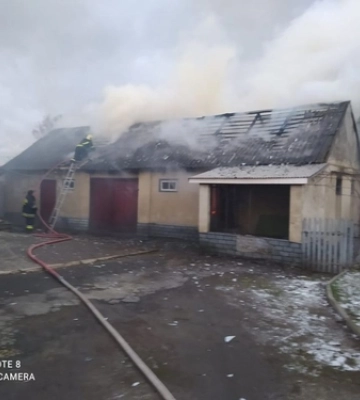 На Володимирщині рятувальники загасили пожежу та відкачали воду з затоплених дворів 